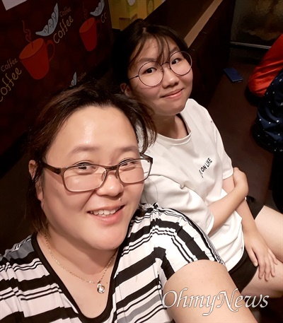 이태원 참사 희생자 고 박가영씨가 생전에 어머니 최선미씨와 함께 찍은 사진.