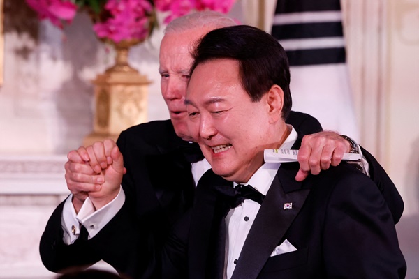 윤석열 한국 대통령과 조 바이든 미국 대통령이 2023년 4월 26일 미국 워싱턴 백악관에서 열린 국빈 만찬에 참석해 있다. 
