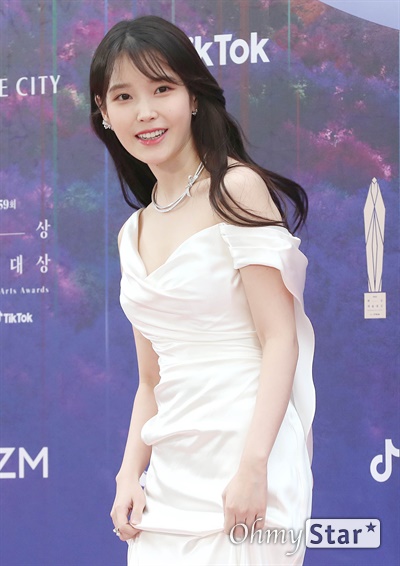 '백상' 아이유, 지금은 아이유 시대 아이유 배우가 28일 오후 인천 중구의 한 호텔에서 열린 <제59회 백상예술대상> 레드카펫에서 포토타임을 갖고 있다.