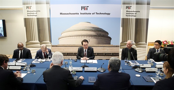 미국을 국빈 방문한 윤석열 대통령이 28일(현지시간) 보스턴 인근 매사추세츠 공과대학교에서 열린 MIT 디지털바이오 석학과의 대화에서 발언하고 있다. 