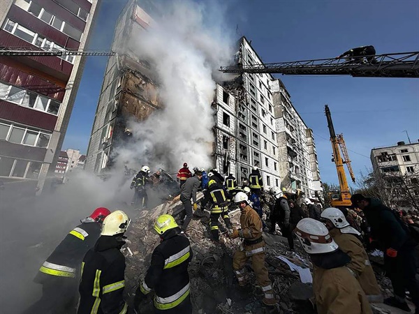 2023년 4월 28일 우크라이나의 여러 도시를 겨냥한 러시아 미사일 공격이 있은 뒤 구조대와 주민들이 키이우 남쪽 우만의 파손된 아파트 인근에서 생존자를 수색하고 있다. 