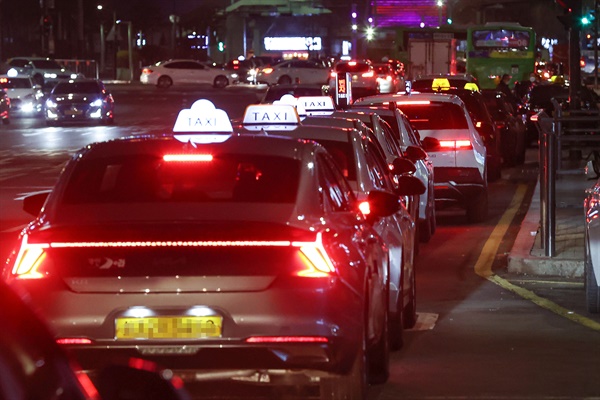 지난 2월 13일 저녁 서울역 서부역 택시 승강장에서 택시가 승객을 기다리고 있다.