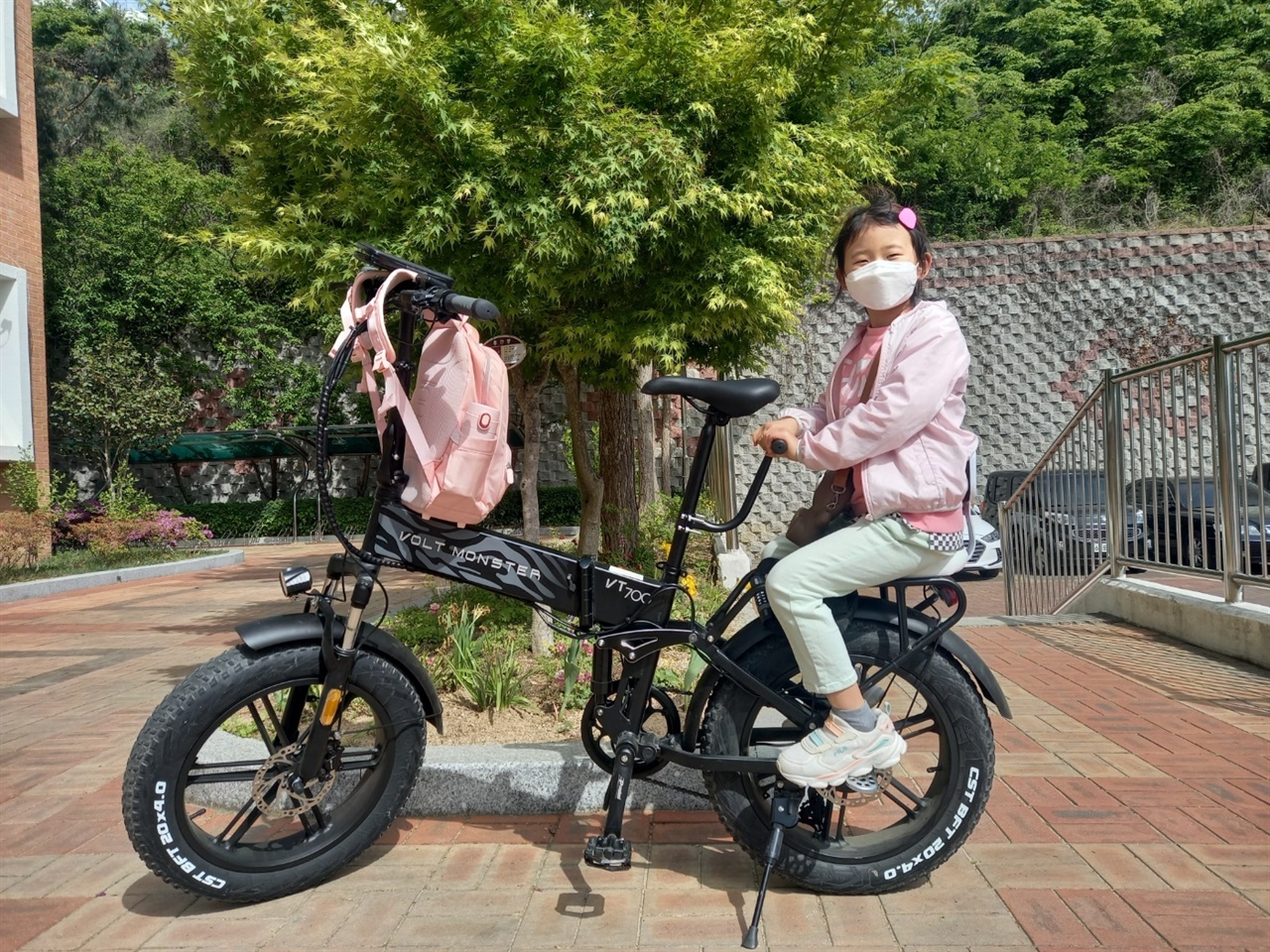 하교를 기다리는 아빠와 전기자전거를 타고 동네 한 바퀴를 돈다.
