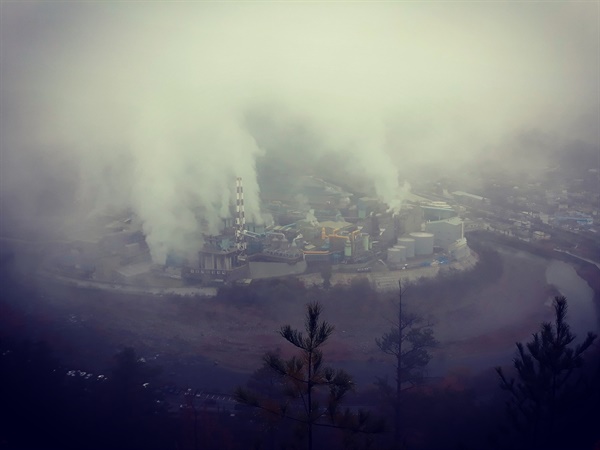 영풍제련소 공장 굴뚝에서 일제히 뿜어져 나오는 아황산가스. 2018년 가을에 촬영된 영풍석포제련소 제1공장. 