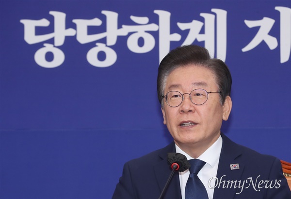이재명 더불어민주당 대표가 28일 서울 여의도 국회에서 열린 최고위원회의에서 발언하고 있다.