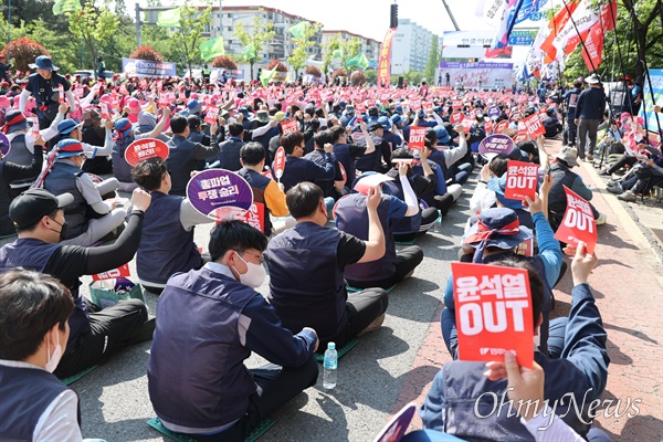  민주노총 경남본부는 1일 오후 창원대로에서 “노동개악 저지, 윤석열 심판, 5.1총궐기 2023세계노동절대회 경남대회”를 열었다.