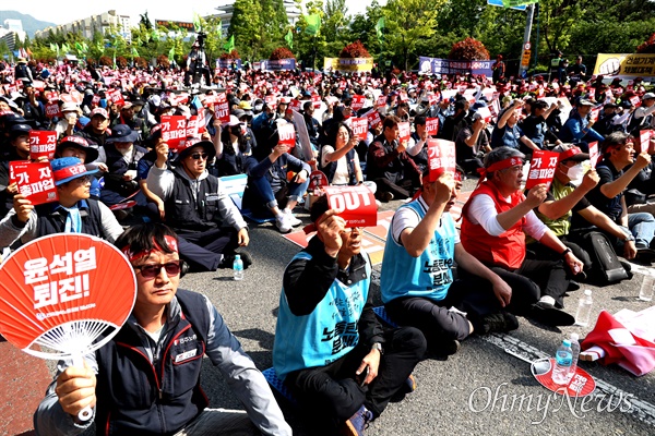  민주노총 경남본부는 1일 오후 창원대로에서 “노동개악 저지, 윤석열 심판, 5.1총궐기 2023세계노동절대회 경남대회”를 열었다.