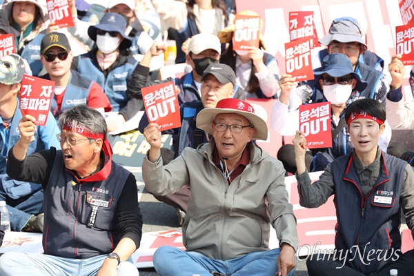  민주노총 경남본부는 1일 오후 창원대로에서 “노동개악 저지, 윤석열 심판, 5.1총궐기 2023세계노동절대회 경남대회”를 열었다. 왼쪽부터 조형래 본부장, 이병하 경남진보연합 대표, 김은형 민주노총 부위원장.