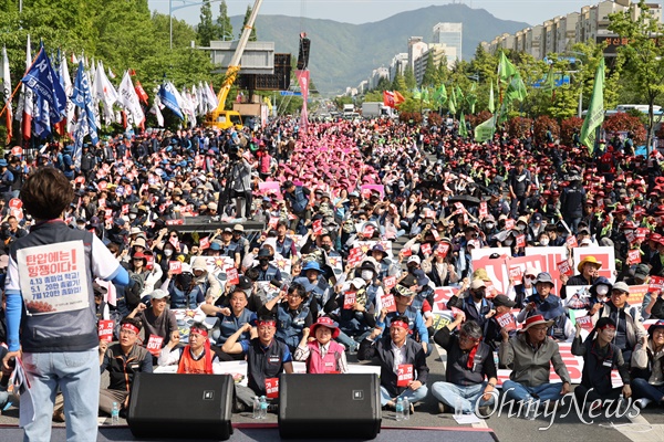  민주노총 경남본부는 1일 오후 창원대로에서 “노동개악 저지, 윤석열 심판, 5.1총궐기 2023세계노동절대회 경남대회”를 열었다.