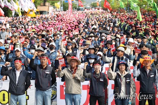  민주노총 경남본부는 1일 오후 창원대로에서 “노동개악 저지, 윤석열 심판, 5.1총궐기 2023세계노동절대회 경남대회”를 열었다.