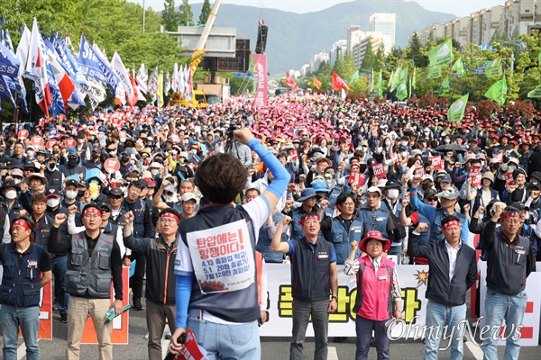  민주노총 경남본부는 1일 오후 창원대로에서 “노동개악 저지, 윤석열 심판, 5.1총궐기 2023세계노동절대회 경남대회”를 열었다.