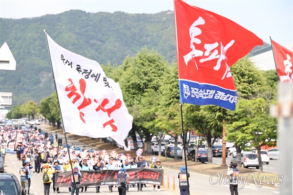  민주노총 경남본부는 1일 오후 창원대로에서 “노동개악 저지, 윤석열 심판, 5.1총궐기 2023세계노동절대회 경남대회”를 열었다.