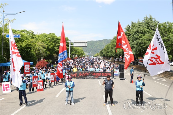  민주노총 경남본부는 1일 오후 창원대로에서 “노동개악 저지, 윤석열 심판, 5.1총궐기 2023세계노동절대회 경남대회”를 열었다.