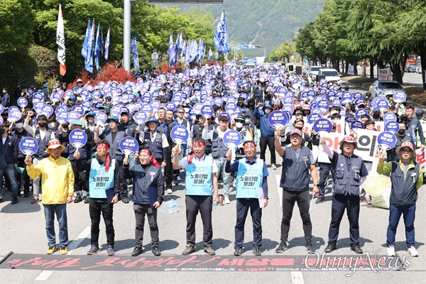  1일 창원시청 옆에서 열린 금속-화섬노조 집회.