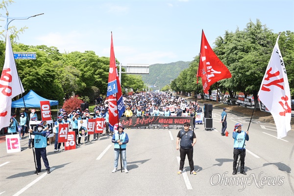  1일 오후 창원에서 열린 세계노동절 집회-거리행진.