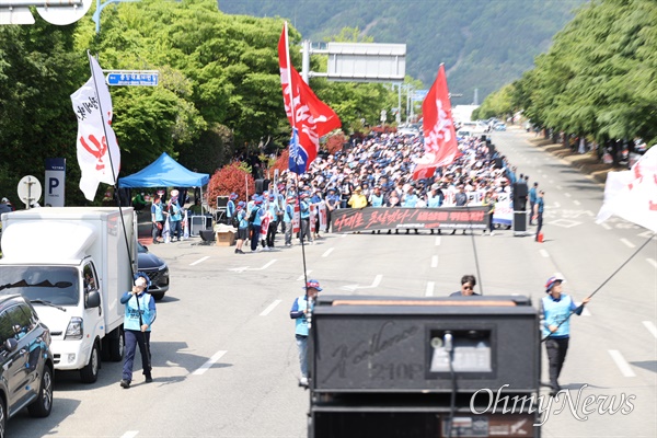  1일 오후 창원에서 열린 세계노동절 집회-거리행진.