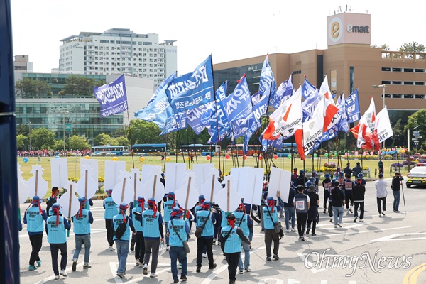  1일 오후 창원에서 열린 세계노동절 집회-거리행진.