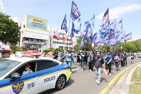  1일 오후 창원에서 열린 세계노동절 집회-거리행진.