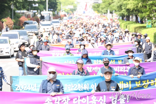  1일 오후 창원에서 열린 세계노동절 집회-거리행진.