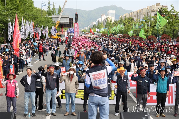  1일 오후 창원에서 열린 세계노동절 집회-거리행진.