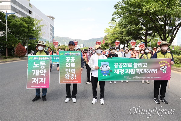    1일 오후 창원에서 열린 세계노동절 집회-거리행진.