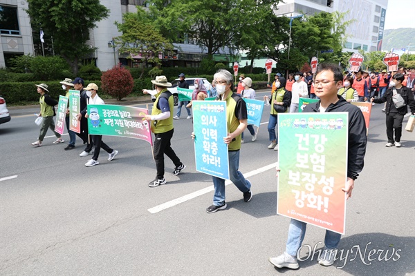    1일 오후 창원에서 열린 세계노동절 집회-거리행진.