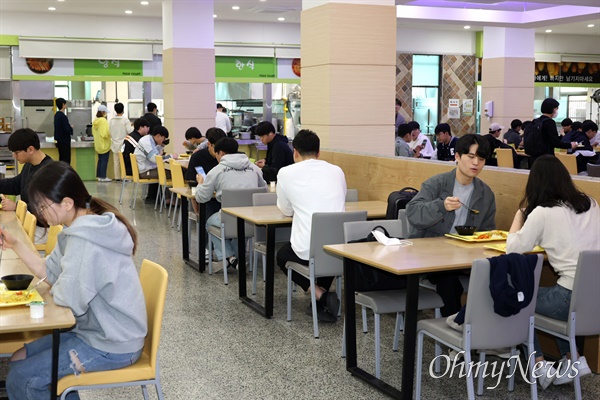 창원대학교 사람관 식당에서 2일 아침 학생들이 '천원의 아침밥'으로 식사를 하고 있다.