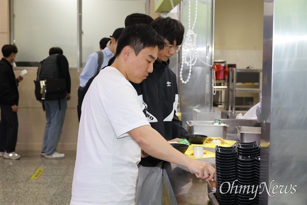 창원대학교 사람관 식당에서 2일 아침 학생들이 '천원의 아침밥'으로 식사를 하고 있다.