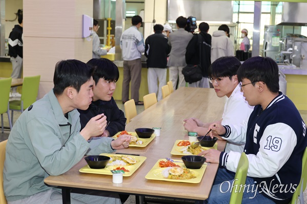 창원대학교 사람관 식당에서 2일 아침 학생들이 '천원의 아침밥'으로 식사를 하고 있다.