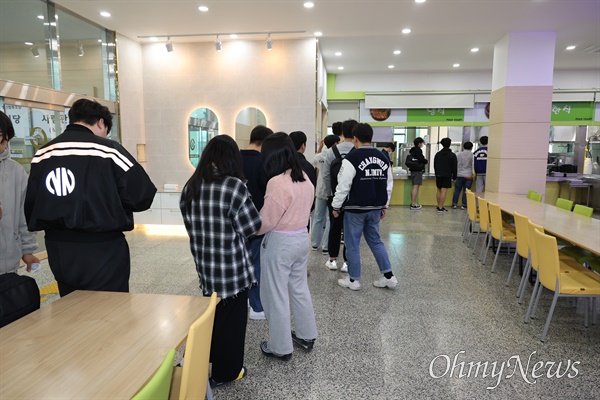  창원대학교 사람관 식당에서 2일 아침 학생들이 '천원의 아침밥'으로 식사를 하고 있다.