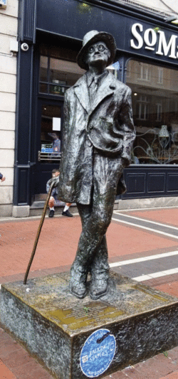 아일랜드가 낳은 위대한 소설가 제임스 조이스(James Joyce)의 고향 더블린에 세워져 있는 그의 동상. 이 동상이야기를 전한 임헌영 문학평론가는 남해군민들에게 남해가 낳은 작가 정을병을 멋지게 부활시켜 주길 바란다는 소망을 전했다.