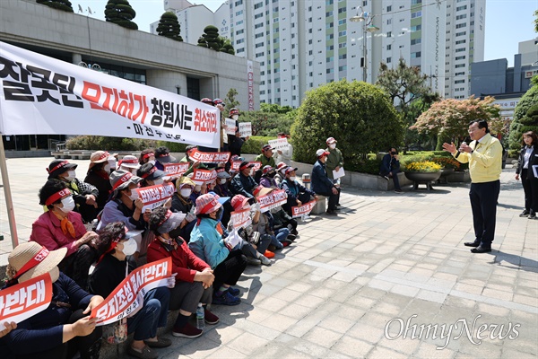  창원 마산합포구 구산면 마전리 마을주민들이 2일 오전 마산합포구청 앞에서 "묘지 허가 취소 요구 집회"를 열었고, 김선민 구청장이 나와 입장을 밝히고 있다.