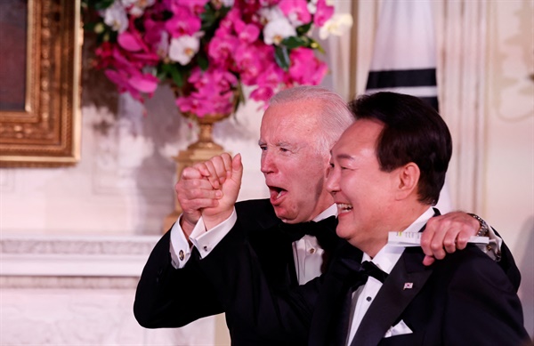 미국을 국빈 방문한 윤석열 대통령(오른쪽)과 조 바이든 미국 대통령이 4월 26일(현지시간) 워싱턴DC 백악관에서 열린 국빈 만찬에서 손을 맞잡고 있다. 