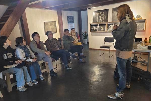  전시장을 찾은 사람들이 김상덕 작가와의 만남을 통해 그의 예술세계를 듣고 있는 모습(4월 29일 토요일, 인천관동갤러리)