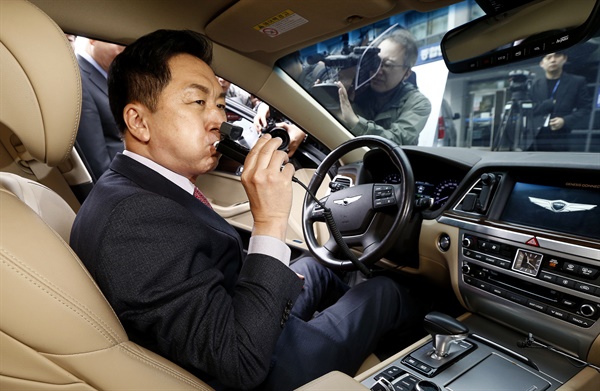 국민의힘 김기현 대표가 지난 4월 26일 마포경찰서에서 음주운전 방지 장치를 체험하고 있다.