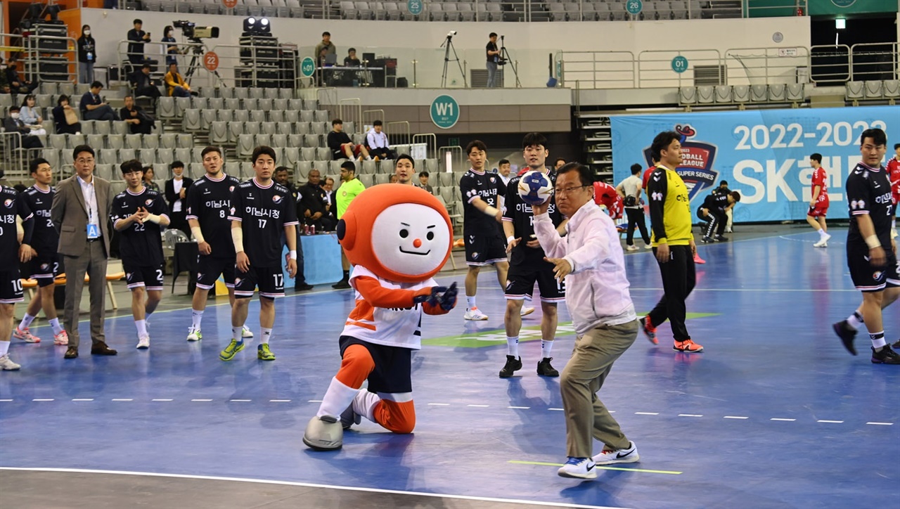 이현재 하남시장이 1일 서울 송파구 SK 핸드볼경기장에서 열린 2022-2023 SK핸드볼 코리아리그 남자부 플레이오프(PO) 1차전에 참석해 하남시청 남자핸드볼 선수단을 격려했다.