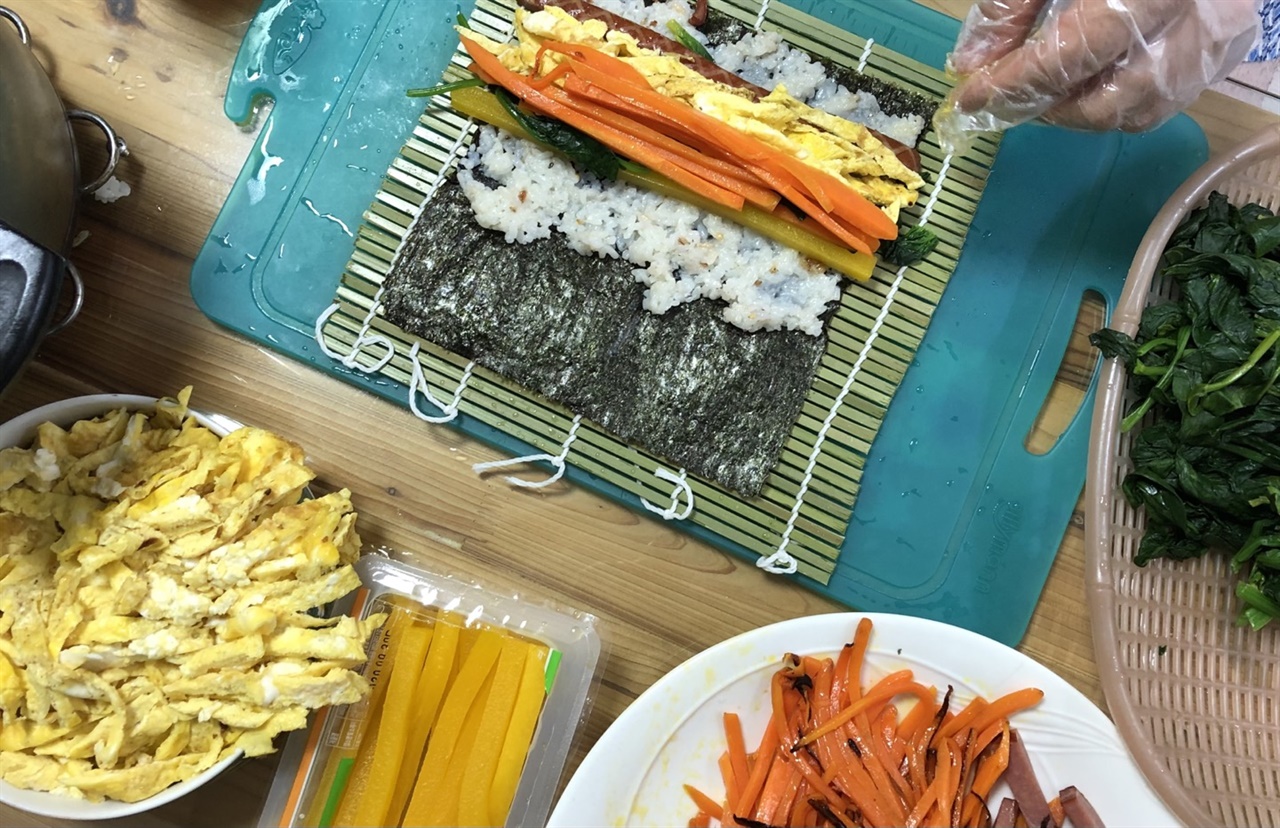 김밥공장 김밥 한 줄을 위해 이렇게나 손이 많이 가다니요.