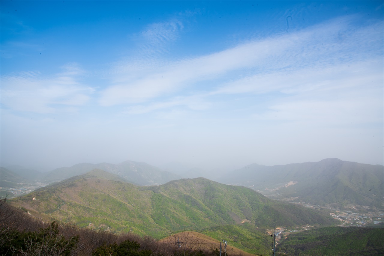 산정상에서 바라본 정동으로 풍경. 가시거리가 좋은 날에는 포항 호미곶이 보인다.