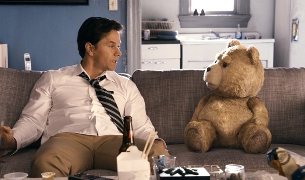  액션스타로 유명하던 월버그(왼쪽)는 < 19곰 테드 >를 통해 발군의 코미디 연기를 선보였다.