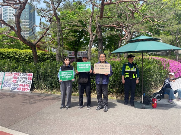 이상현 활동가와 연대하는 녹색당 기후정의위원회 릴레이 직접행동.
