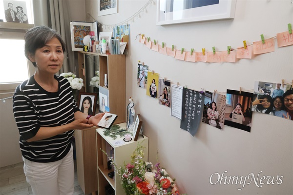 이태원 참사 희생자 고 이상은씨의 어머니 강선이씨가 딸이 없는 빈방에서 유품을 보며 지난날을 회상하고 있다.