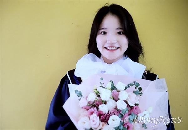 졸업식 가운을 입고 환하게 웃고 있는 이태원 참사 고 이상은씨.