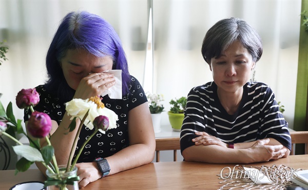 이태원 참사 희생자 고 이상은씨의 어머니 강선이씨(오른쪽)와 이모 강민하씨가 3일 오후 서울 영등포구 자택에서 <오마이뉴스>와 만나 딸의 꿈과 삶에 대해 이야기를 나눴다.