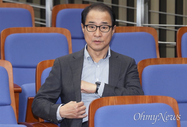이성만 더불어민주당 의원이 3일 서울 여의도 국회에서 열린 의원총회에 참석해 있다. 
