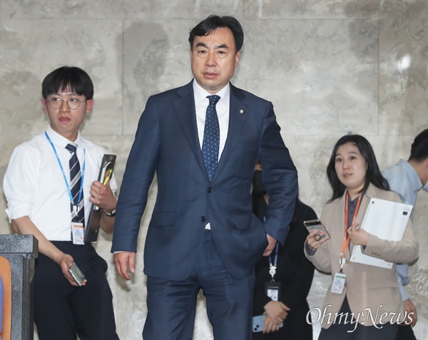 윤관석 더불어민주당 의원이 3일 서울 여의도 국회에서 열린 의원총회에 참석하고 있다. 