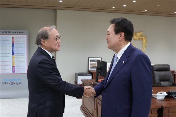  윤석열 대통령이 3일 서울 용산 대통령실 청사에서 한일 안보실장 회담을 위해 방한한 아키바 다케오 일본 국가안전보장국장을 접견하고 있다.