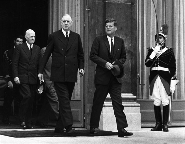 1961년 6월 2일, 프랑스 파리 엘리제궁에서 회담을 마친 존 F. 케네디 대통령과 샤를 드 골 대통령.