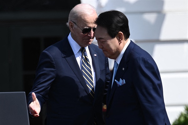 윤석열 한국 대통령(오른쪽)과 조 바이든 미국 대통령(왼쪽)이 2023년 4월 26일 워싱턴D.C. 백악관 남쪽 잔디밭에서 열린 국빈 도착 행사에 참석하고 있다.