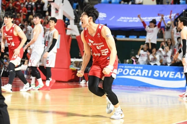  프로농구 서울 SK 오재현이 챔피언 결정전 5차전에서 득점을 기뻐하고 있다 