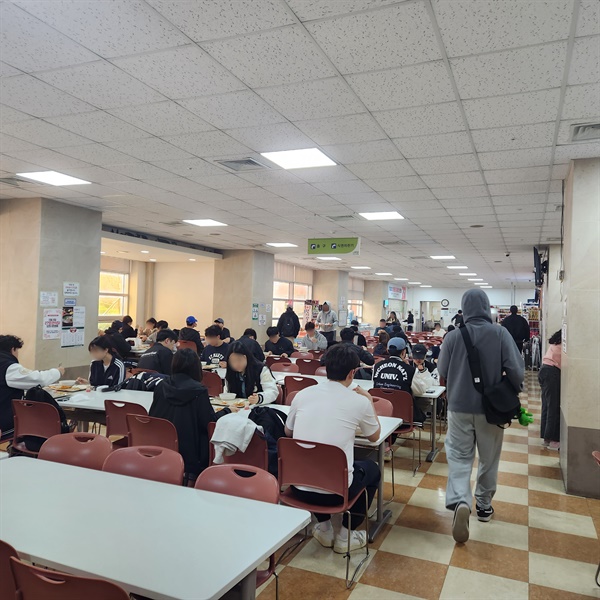 1천원의 아침밥을 먹는 인천대학교 학생들